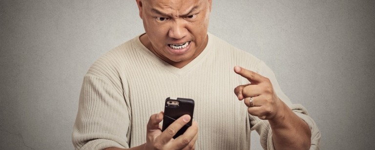 Absurdo: empresa de cartão de crédito troca sobrenome de cliente por xingão