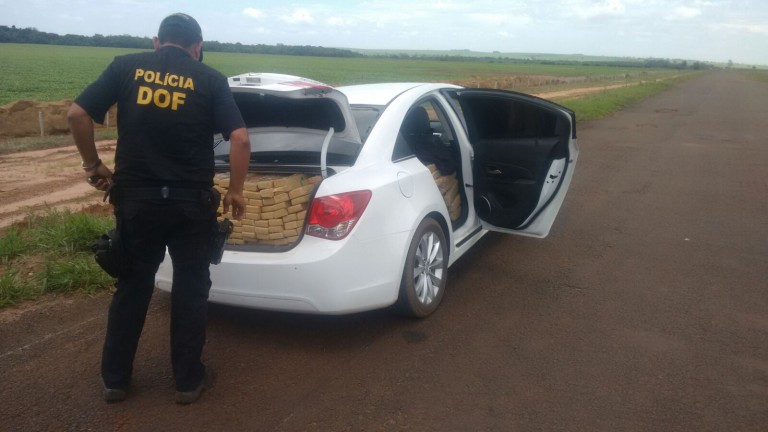 Traficantes trocam tiros com polícia e um deles é baleado  na cabeça