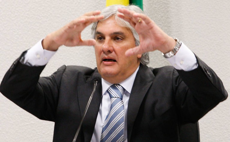 Delcídio já cumpre prisão domiciliar e afirma que irá reassumir o mandato