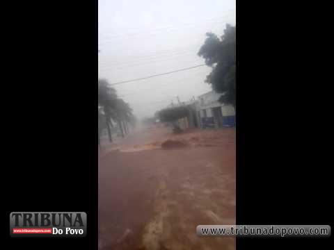 Temporal causa estragos em cidade e até carros são  levados por enxurrada