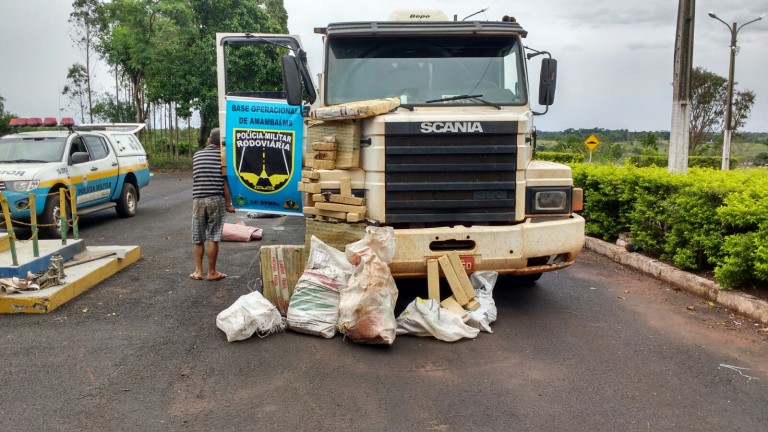 Mais de 200 quilos de maconha são apreendidos em carreta  com calcári