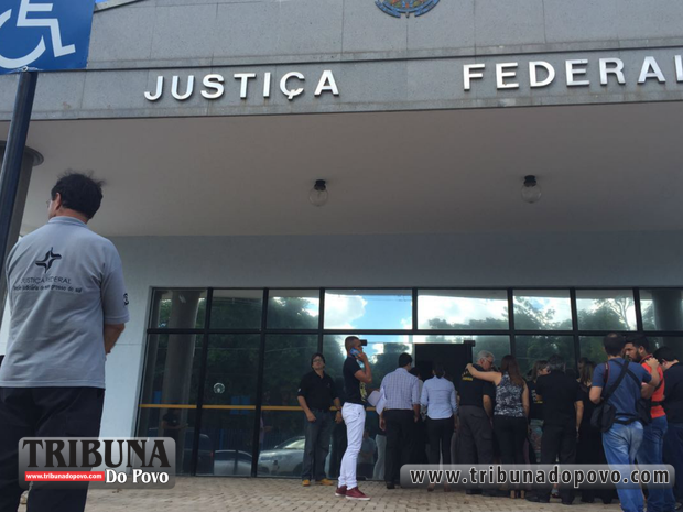 Grupo na frente da Justiça Federal em Campo Grande (Foto: Fábio Rodrigues/TV Morena)