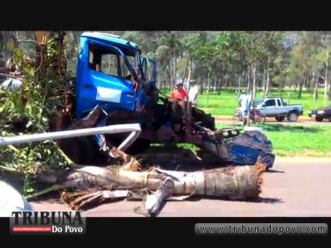 Sem freio e sem CNH rapaz perde controle de caminhão e causa acidente em Naviraí (Vídeo)