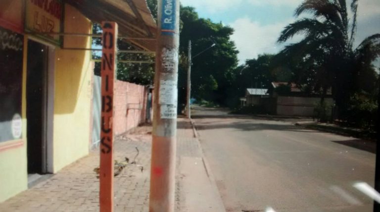 Marido de comerciante chega no  momento de assalto e mata criminoso