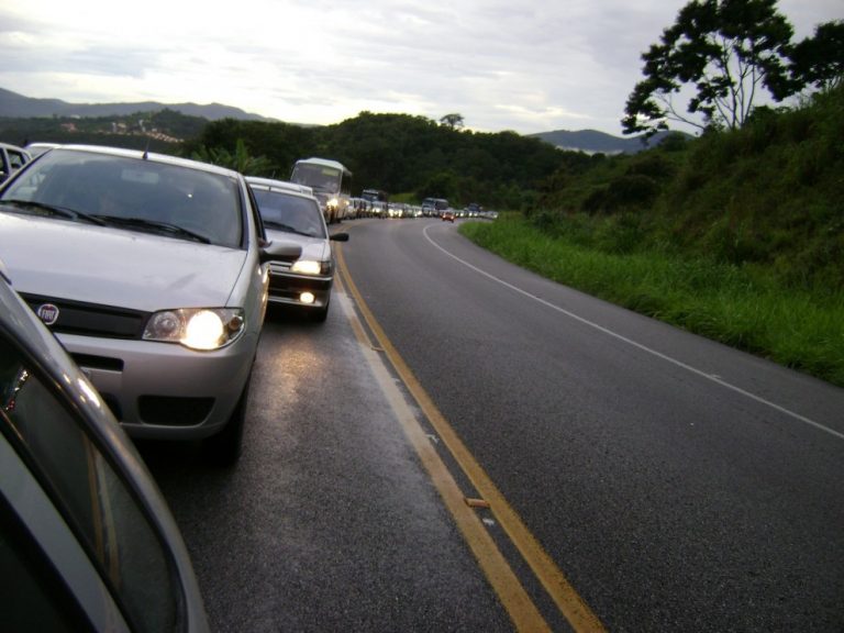 Uso do farol baixo em rodovias é obrigatório a partir de hoje