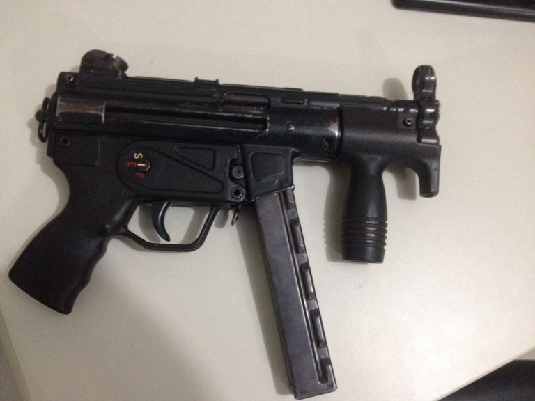 Bandidos trocam tiros com a polícia e metralhadora alemã é apreendida