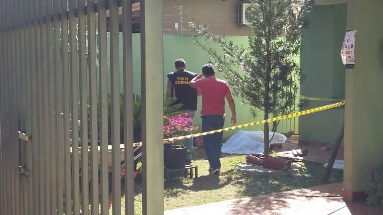 Beiral de casa cede, homem que  fazia reparos no telhado cai e morre