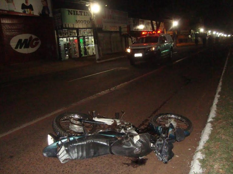 Carro fura sinal, atinge moto e jovem tem cabeça esmagada por caminhonete