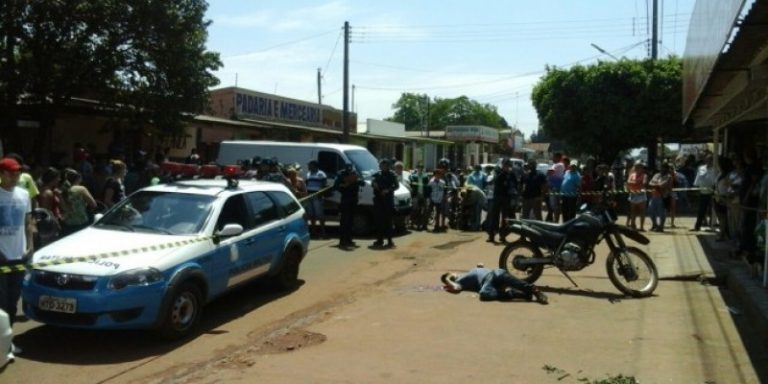 Motociclista é assassinado com mais de dez tiros por pistoleiro