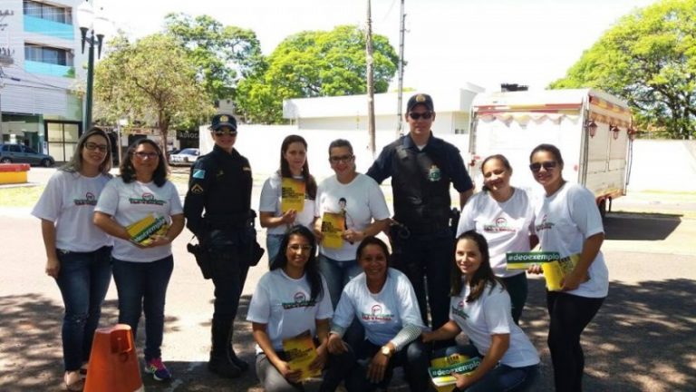 Polícia Militar realiza blitz educativa para a semana do trânsito em Naviraí