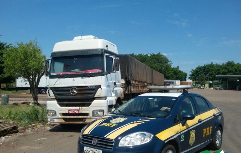Cigarros contrabandeados em meio à carga de fertilizantes são apreendidos pela PRF