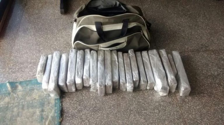 Polícia Militar de Naviraí apreende menor com 20 tabletes de maconha