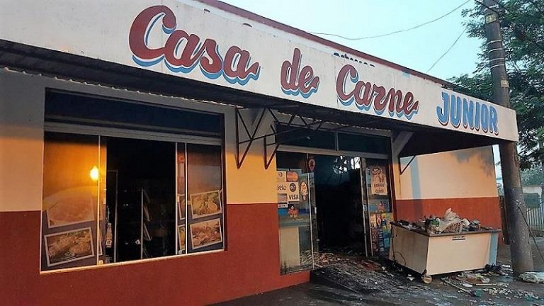 Incêndio criminoso destrói mini-mercado Junior em Mundo Novo