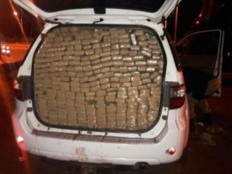 “Cavalo doido” abandona utilitário com duas toneladas de maconha