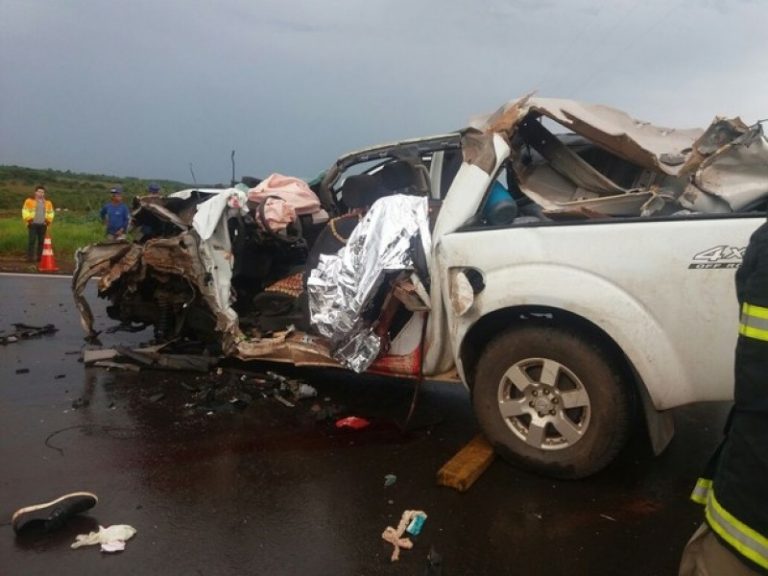 Homem morre e dois ficam feridos em acidente na BR-163