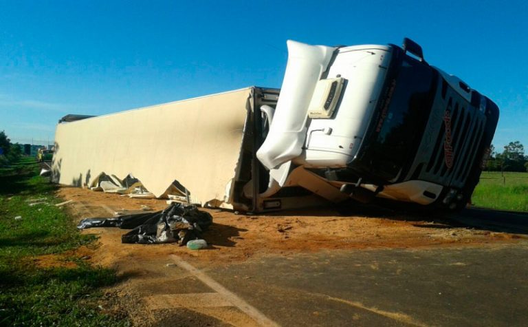 Carreta tomba e retirada de carga interdita temporariamente BR-163
