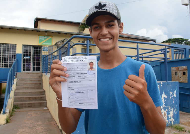 FUGIR DA CRISEServiço militar atrai jovens em busca  de vagas no mercado de trabalho