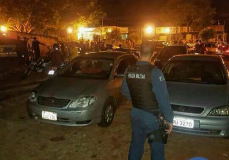 Pistoleiros executam jovem com oito tiros na frente de lanchonete