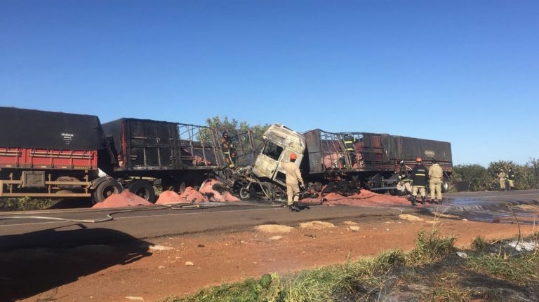 Acidente com 3 caminhões e 1 carro mata 2 homens carbonizados em rodovia de MS