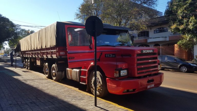 Homem é detido com carreta carregada de cigarros