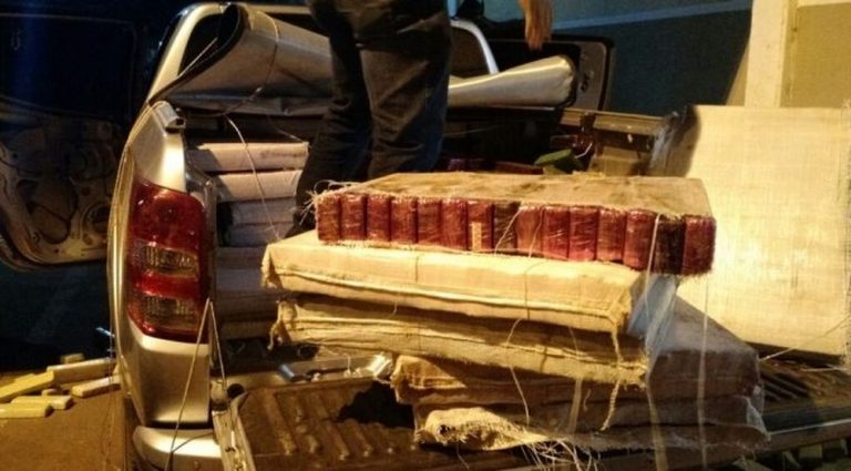 Caminhonete carregada com 1,3 t de maconha bate em poste durante fuga em Dourados, MS
