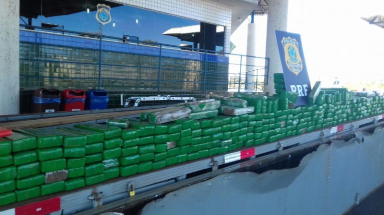 PRF descobre 209 quilos de maconha escondidos em caminhão em Guaíra