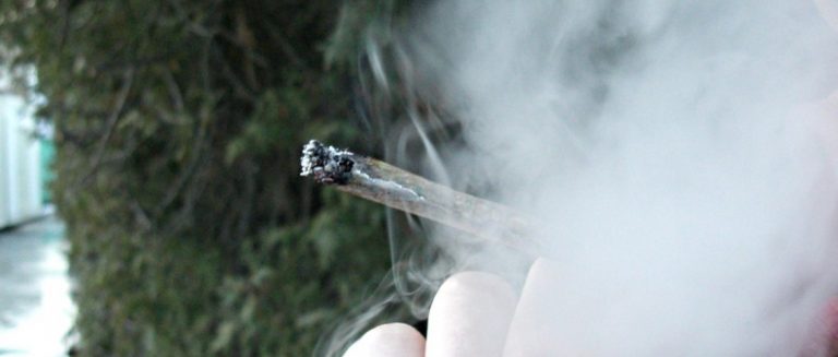 Menor é apreendido fumando maconha em praça de Naviraí