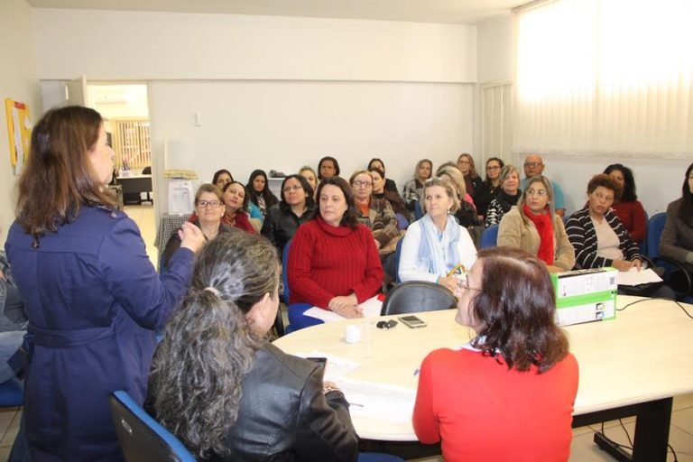 Professores aprovados no concurso de 2005 são empossados