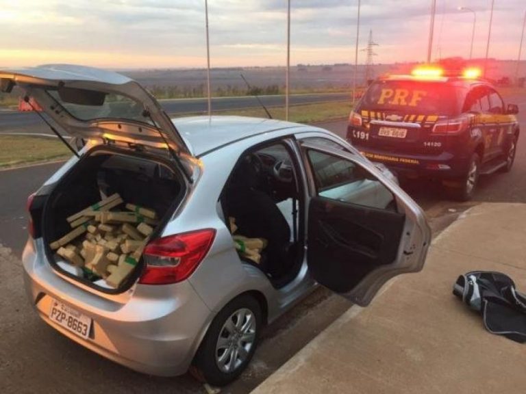 PRF prende dupla em carro com maconha e haxixe