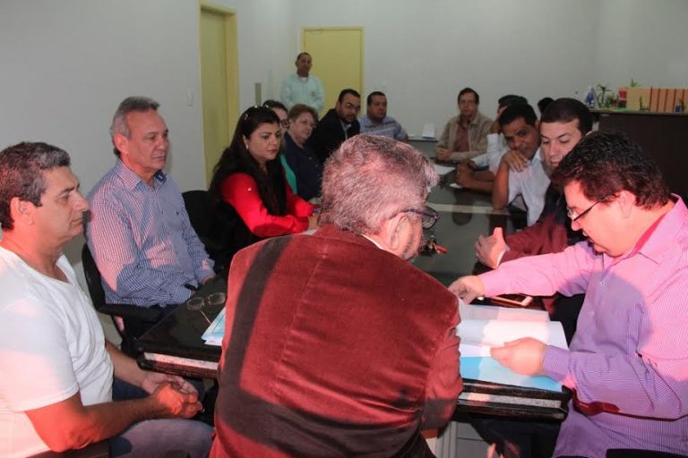 Prefeito participou de reunião extraordinária acompanhando votação do Projeto REFIS