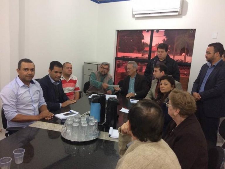 Prefeito de Naviraí recebe de vereadores cheque de mais de R$ 59 mil reais  