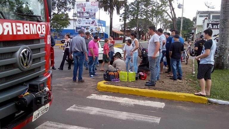 Bombeiros de Mundo Novo atendem vítimas de acidente no centro da cidade