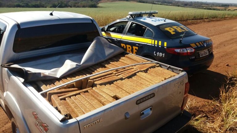Traficante foge após capotar caminhonete com 1,5 t de maconha em rodovia de MS