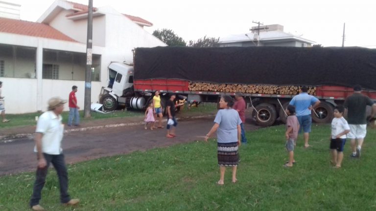 Carreta desgovernada em  Mundo Novo