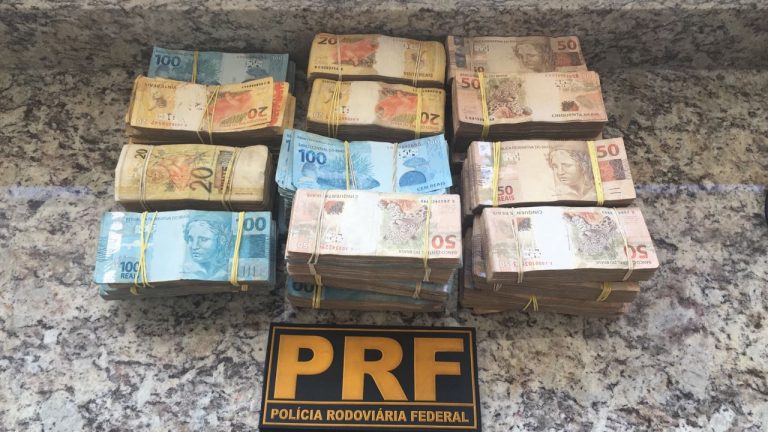Polícia apreende R$ 295 mil em dinheiro em fundo falso de carro em MS