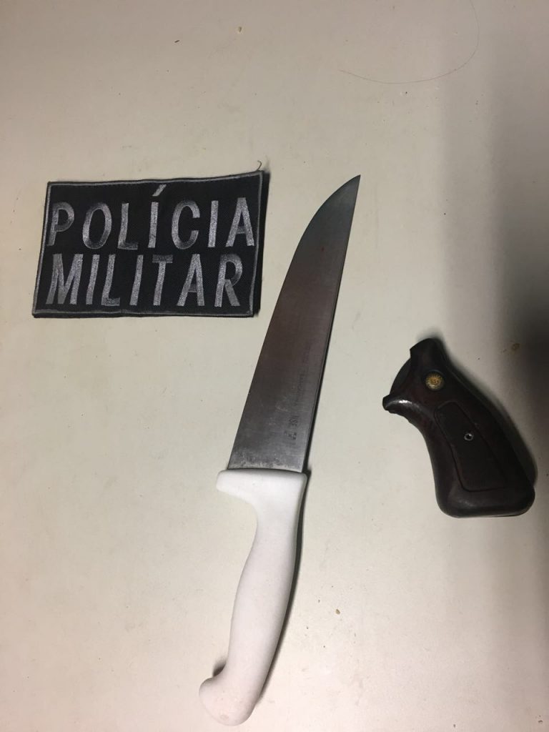 Após demorar em bar, mulher é agredida pelo marido e o esfaqueia na cabeça