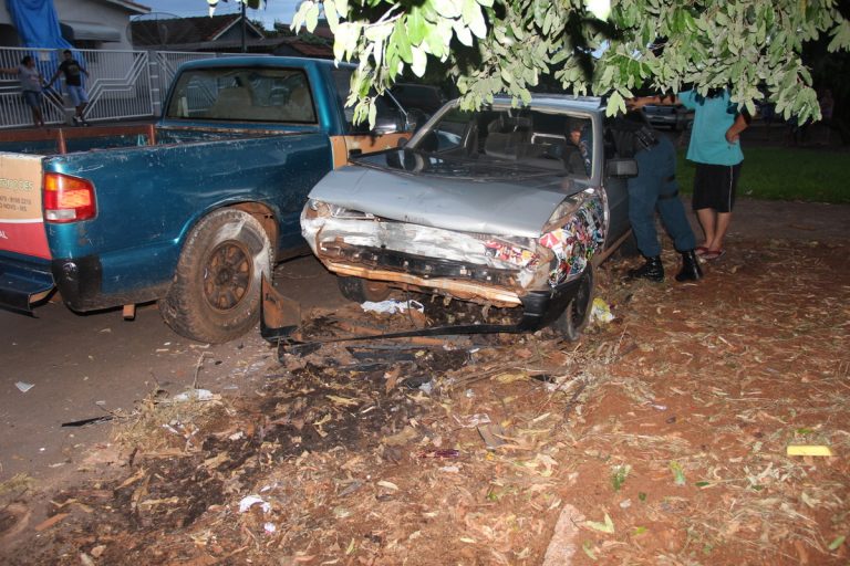 Motorista bêbado destrói seu carro batendo em caminhonete estacionada