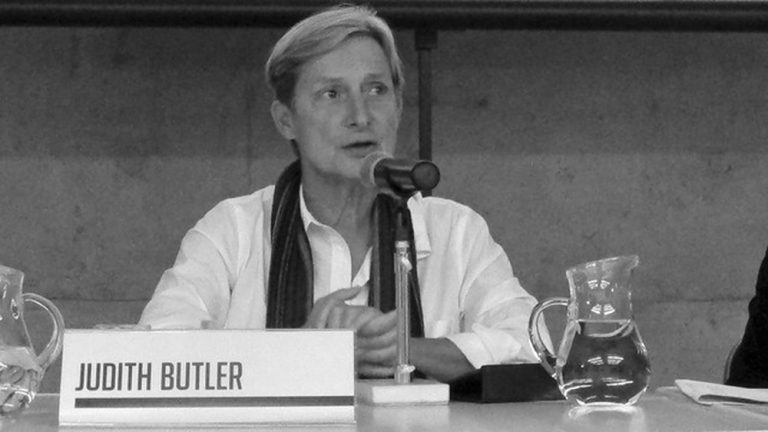 Filósofa Judith Butler é agredida em aeroporto de SP e mulher leva tapa ao defendê-la