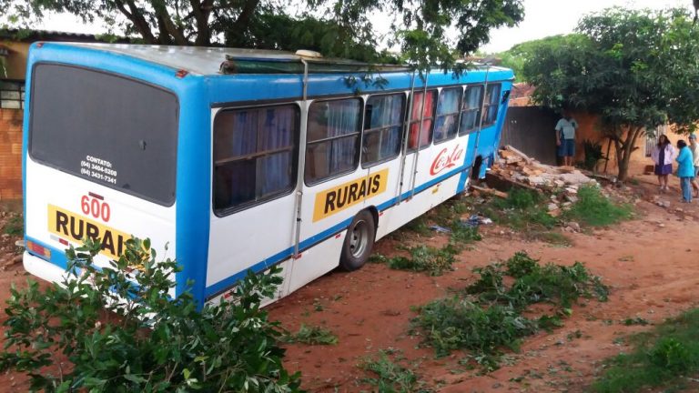 ônibus  sem direção invade residência de Naviraí