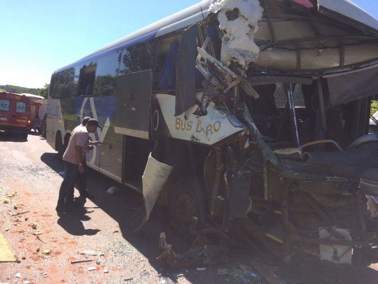 Ônibus que seguia para Campo Grande bate em caminhão na BR-262 e 14 pessoas ficam feridas