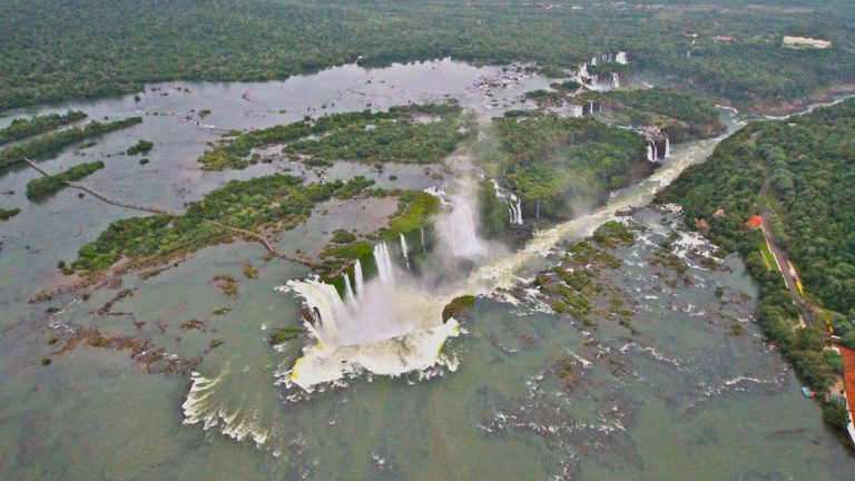 Cidade do PR remói ‘luto’ 35 anos após fechamento de parque das Sete Quedas