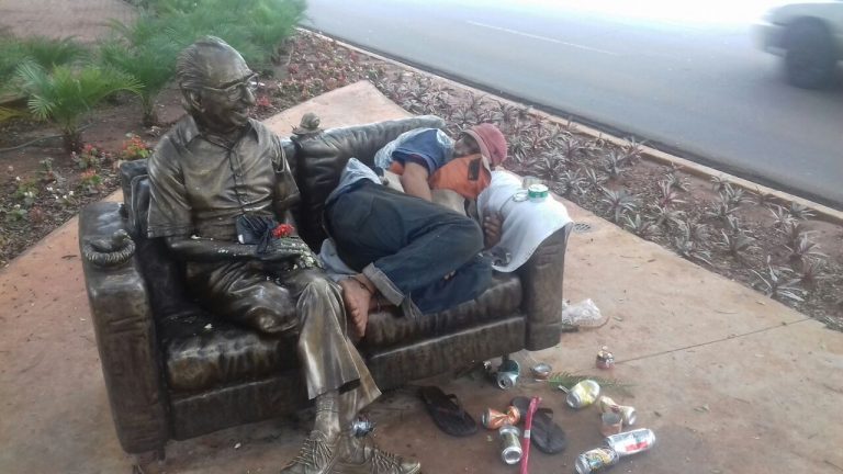 Artista flagra homem ‘usando’ estátua de Manoel de Barros como cama