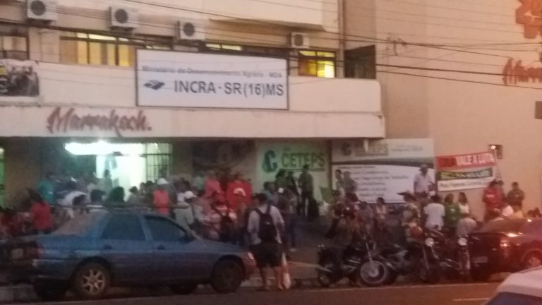 Integrantes do Movimento Sem Terra permanecem acampados na sede do Incra em Campo Grande