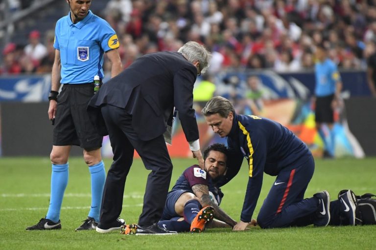 Daniel Alves tem lesão, não precisa operar, mas pode perder estreia da Copa