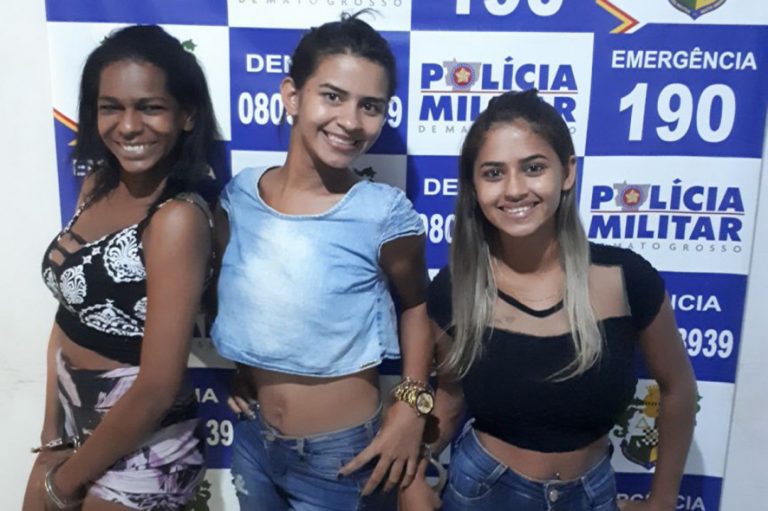 Presas com drogas, jovens posam sorrindo para foto em delegacia