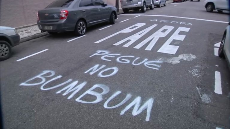 Sinalização de ‘pare’ vira letra de música em pichação em rua de Fortaleza