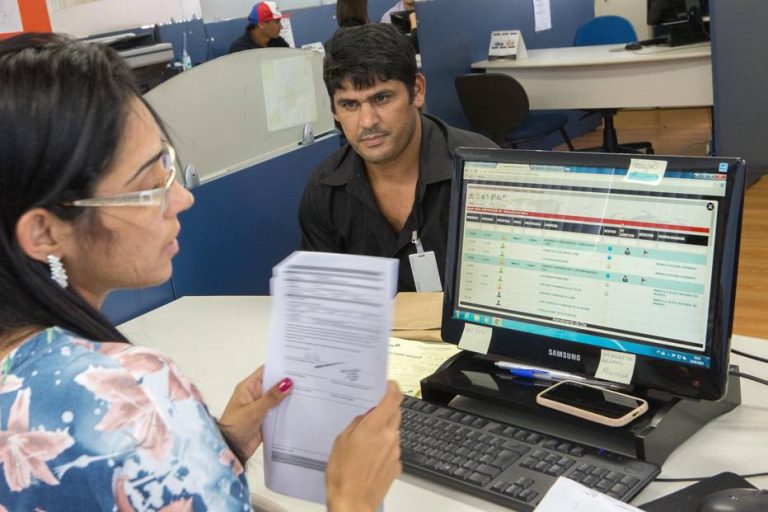 Seis meses após reforma trabalhista, arrecadação de sindicatos desaba 88%