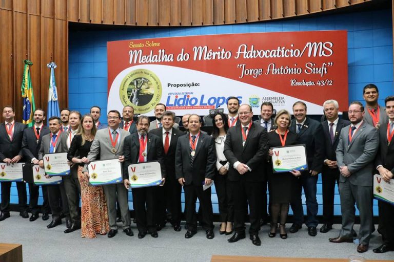 Lidio Lopes homenageia profissionais da área jurídica na Assembleia Legislativa