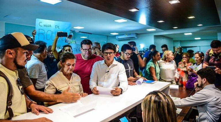 Manifestantes conseguem entrar no prédio da Energisa: “Já chega de roubo”