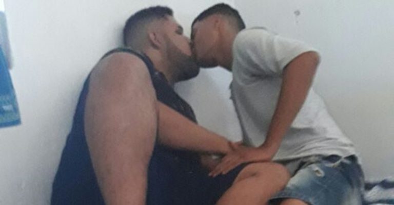 Cantor gospel pentecostal é flagrado aos beijos com outro homem